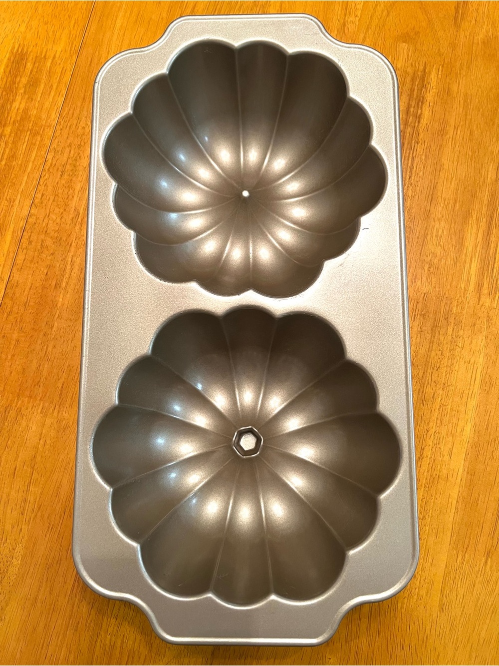 Nordic Ware Great Pumpkin Pan Heavy Cast Aluminum Baking Gold Finish 10 Cups USA